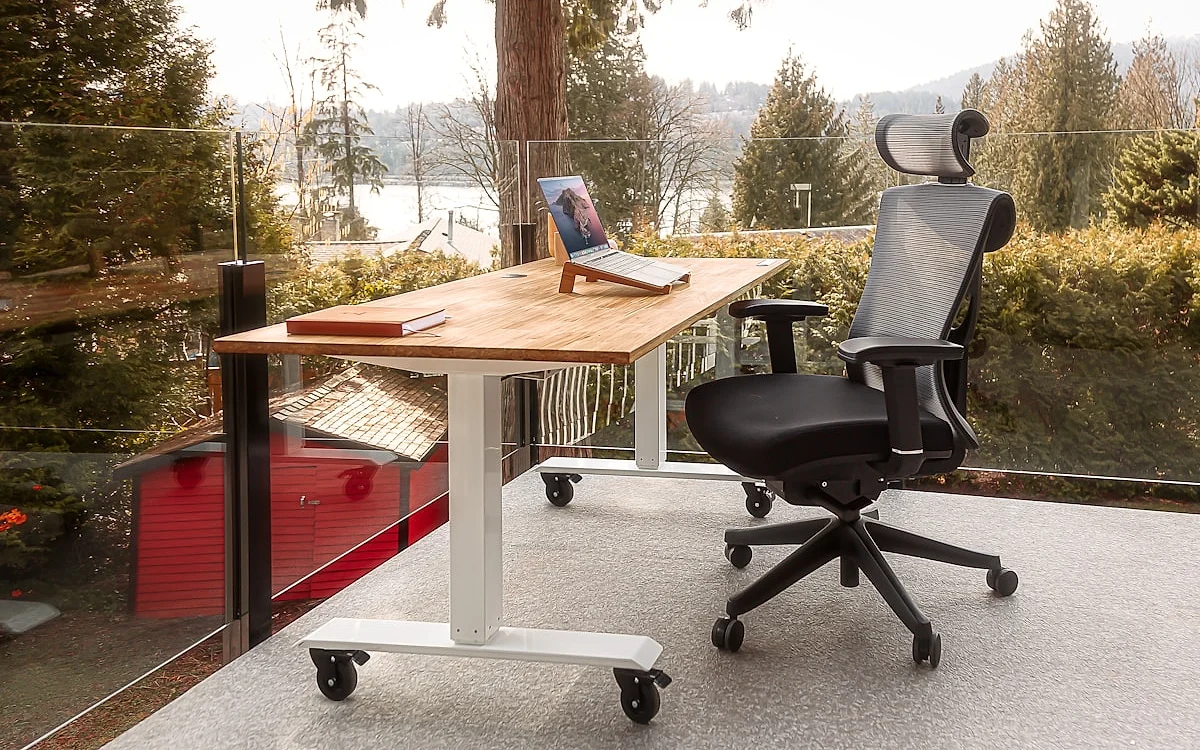 Mesa gamer vs escrivaninha comum: diferenças de espaço e organização Comparativo entre setup em mesa gamer espaçosa e escrivaninha de escritório compacta