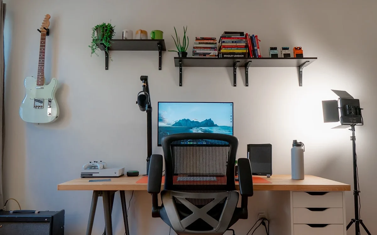 Ergonomia: mesa gamer vs escrivaninha comum Comparativo de altura entre mesa gamer com suporte de monitor e escrivaninha comum sem suporte