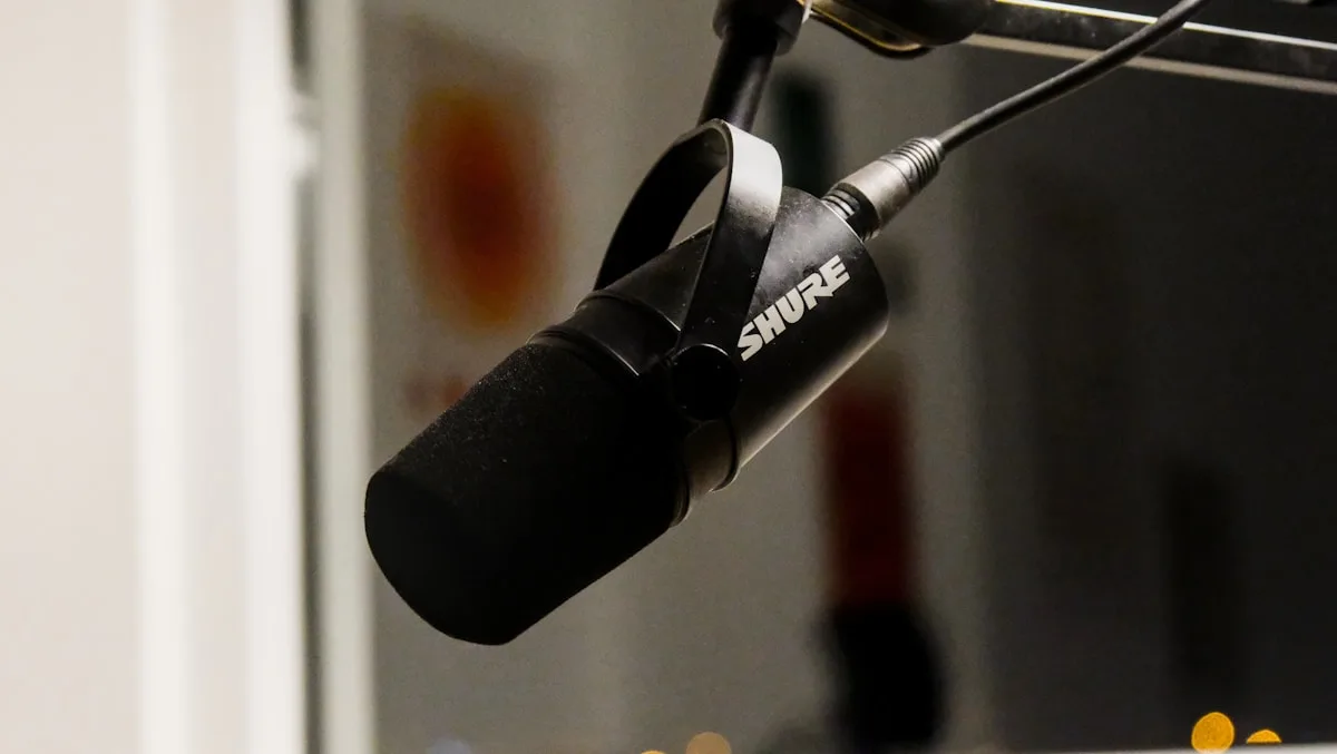 Condensador vs Dinâmico — diferença de sensibilidade e aplicação Comparação de microfone condensador e dinâmico em setup de podcast com braço articulado