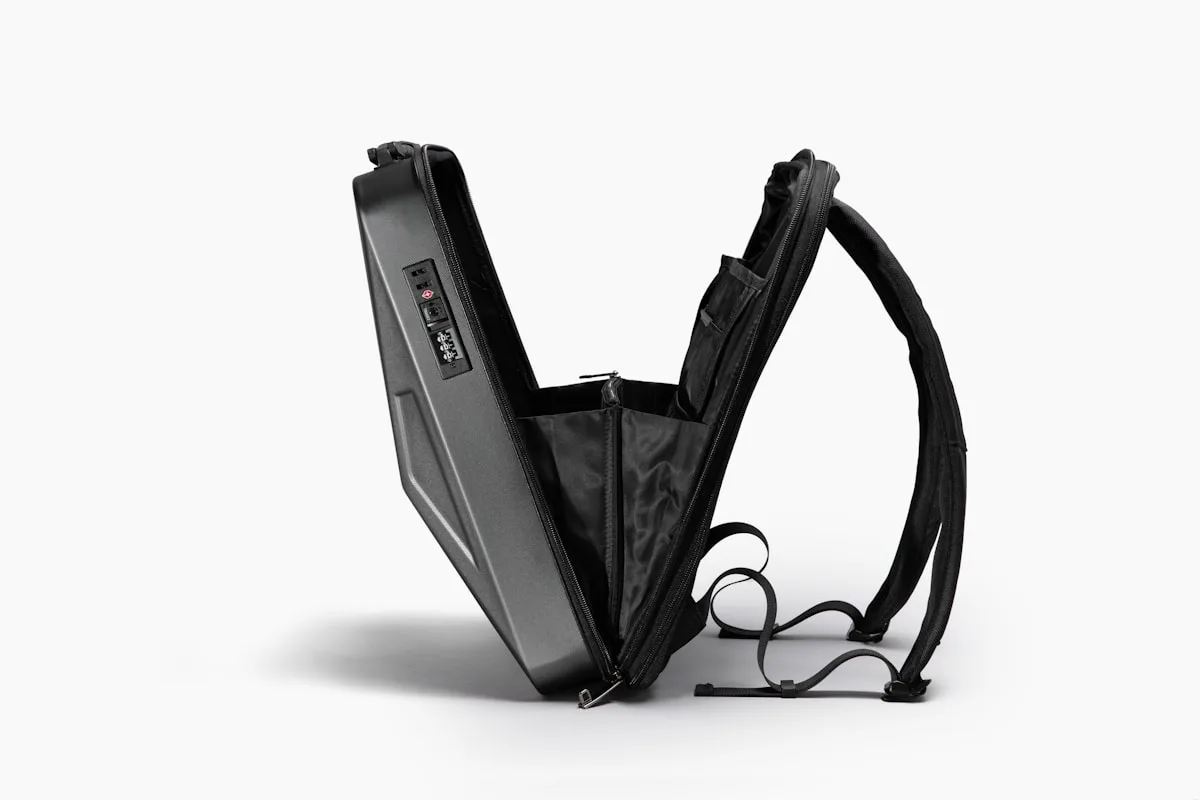 Compartimento interno de mochila gamer rígida aberto, mostrando bolso acolchoado e alças