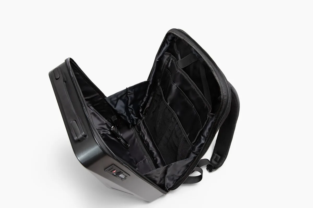 Compartimento interno de mochila para notebook aberto, mostrando bolsos organizadores acolchoados