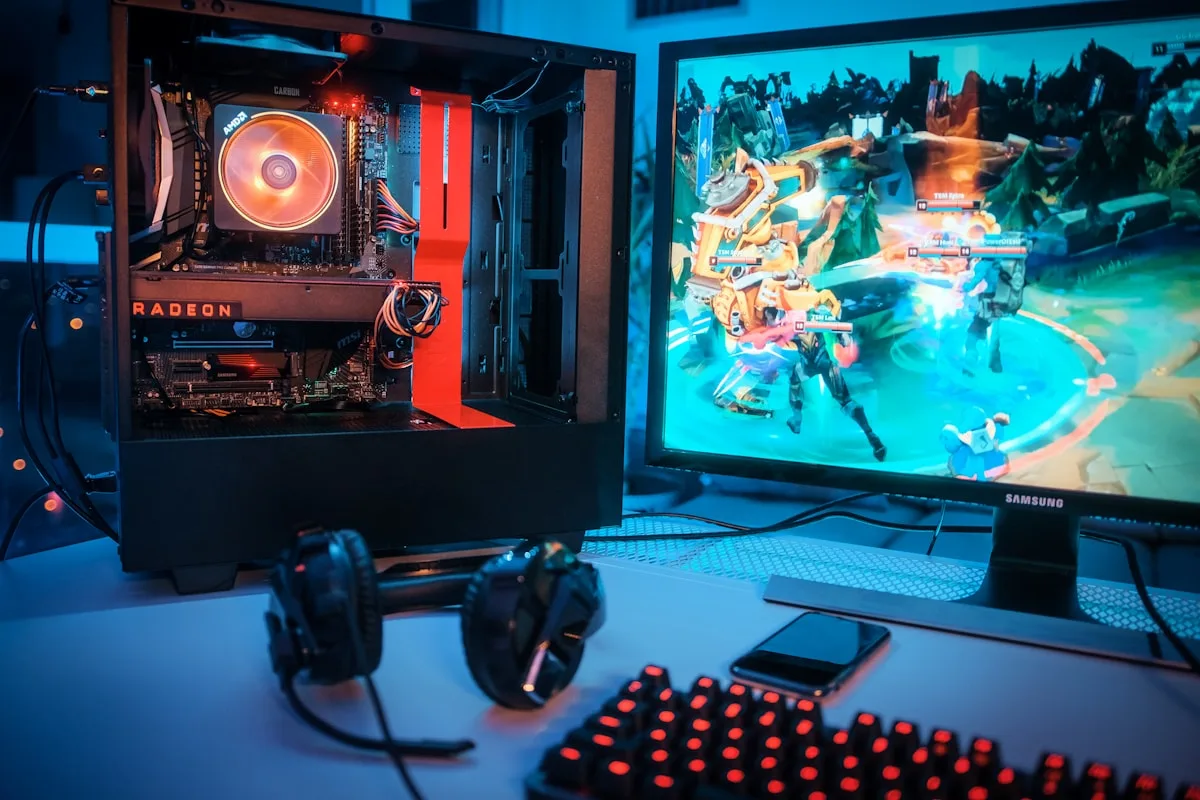 Dois mouses gamer MMO com grade de botões laterais lado a lado sobre mesa de setup