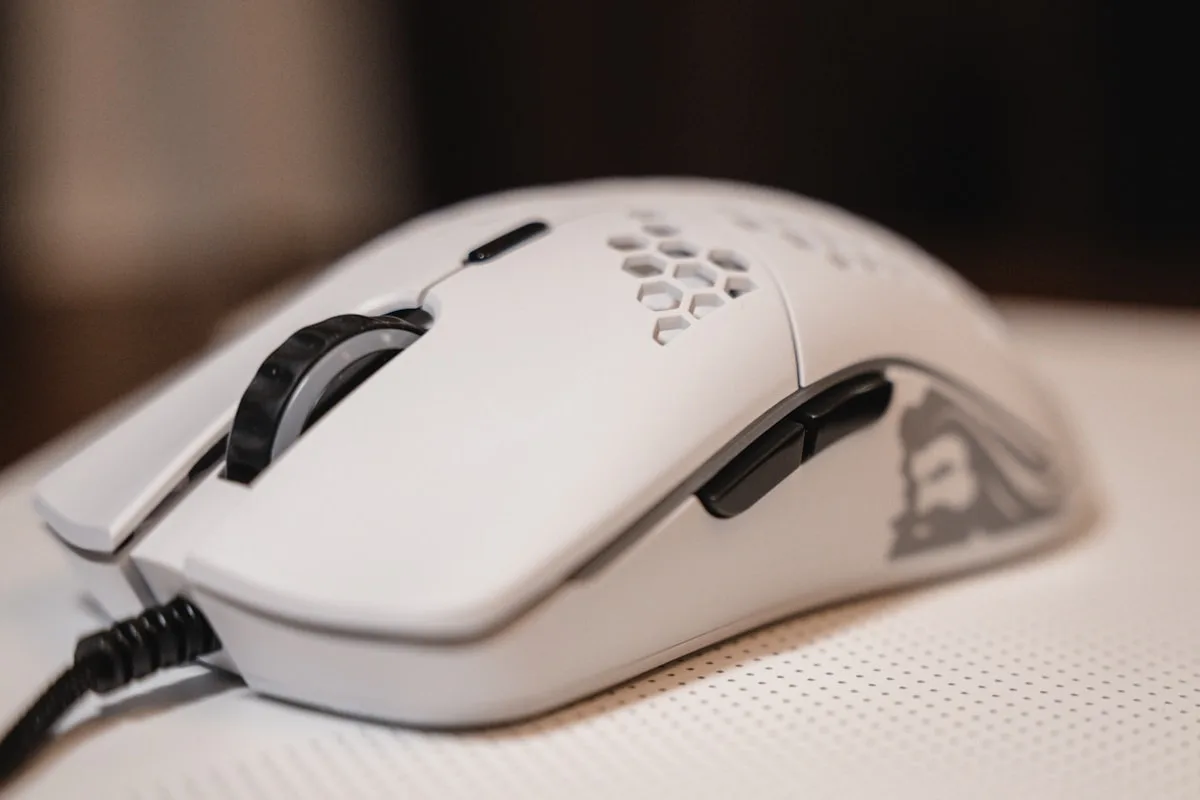 Mouse ultraleve sem fio e mouse honeycomb com fio lado a lado em setup de FPS
