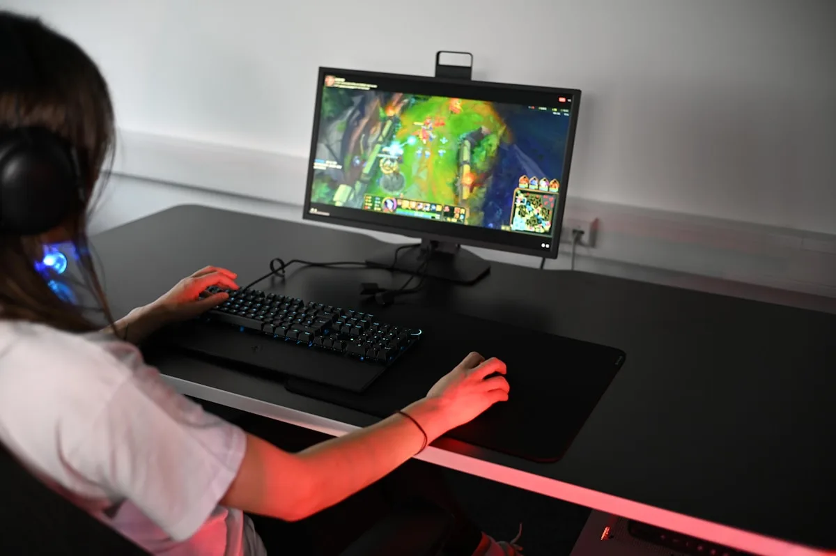 Pra quem o glasspad faz sentido Mouse gamer sobre mousepad de vidro temperado com sensor óptico deslizando na superfície microgravada