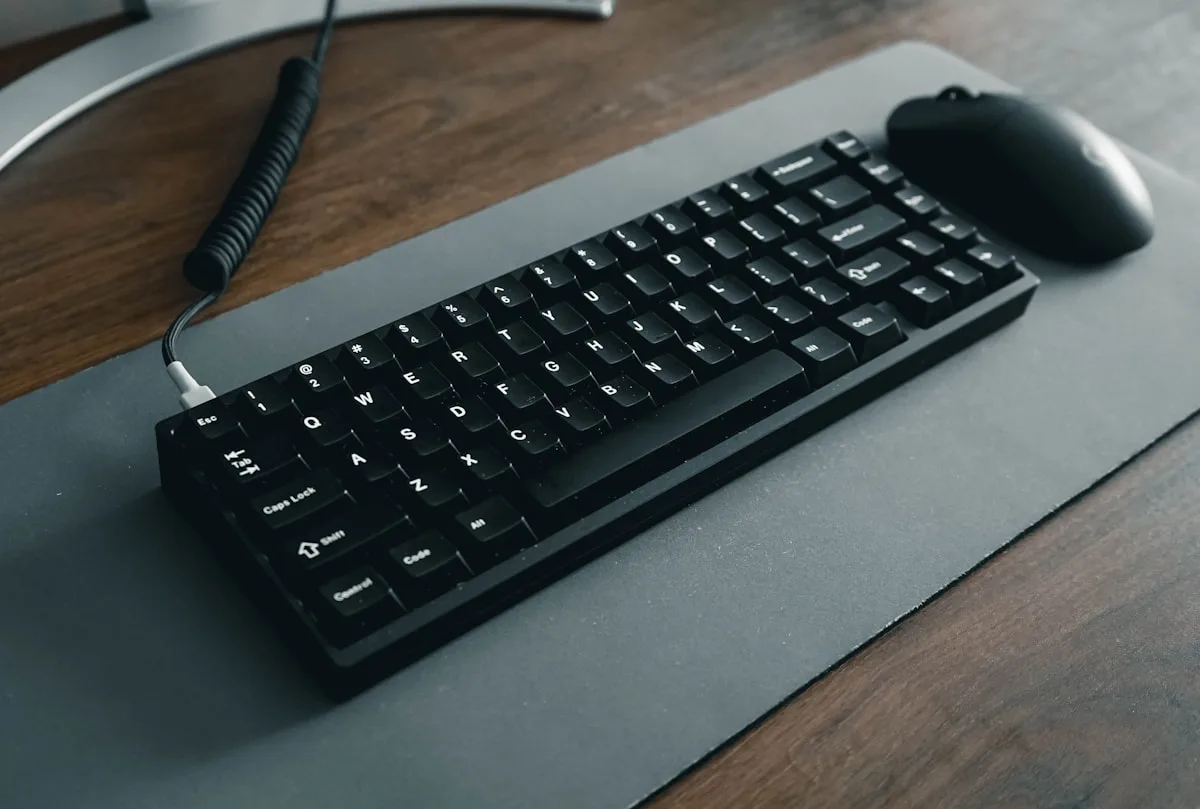 Borda costurada e base antiderrapante: os detalhes que definem a durabilidade Detalhe de borda costurada e base de borracha antiderrapante de mousepad XL 900x400mm