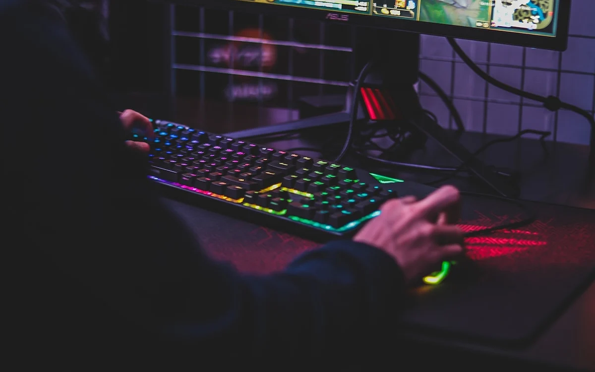 Ranking nobreak 1200VA 2026 — melhores modelos do Brasil Cinco nobreaks 1200VA lado a lado — comparativo de modelos para PC gamer e escritório