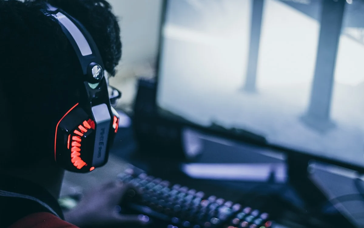 Fonte gamer com PFC ativo conectada a nobreak senoidal puro em setup de PC
