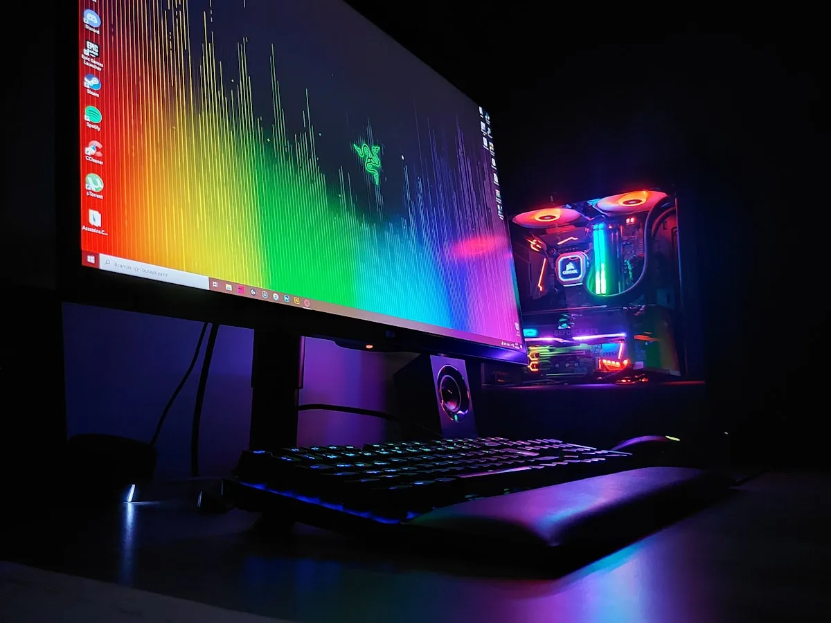 Cenário híbrido — notebook conectado a setup desktop Setup gamer híbrido com notebook conectado em monitor externo e periféricos desktop