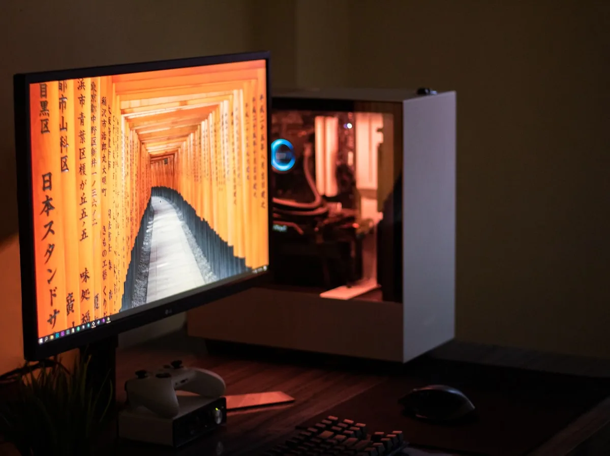 Gabinete gamer NZXT H5 Flow na cor preta com painel lateral em vidro temperado, visto em ângulo sobre fundo branco