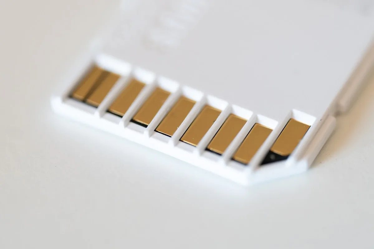 Cartão microSD em still macro mostrando os contatos dourados usados para gravar o firmware