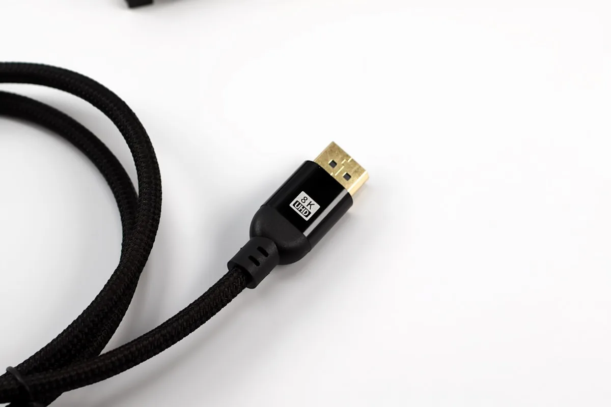 TV OLED exibindo gameplay em 4K 120Hz com informações de framerate e HDMI 2.1 ativas