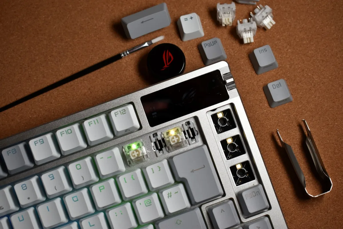 Comparação de switch de teclado mecânico de 3 e 5 pinos mostrando os pinos metálicos e plásticos de fixação