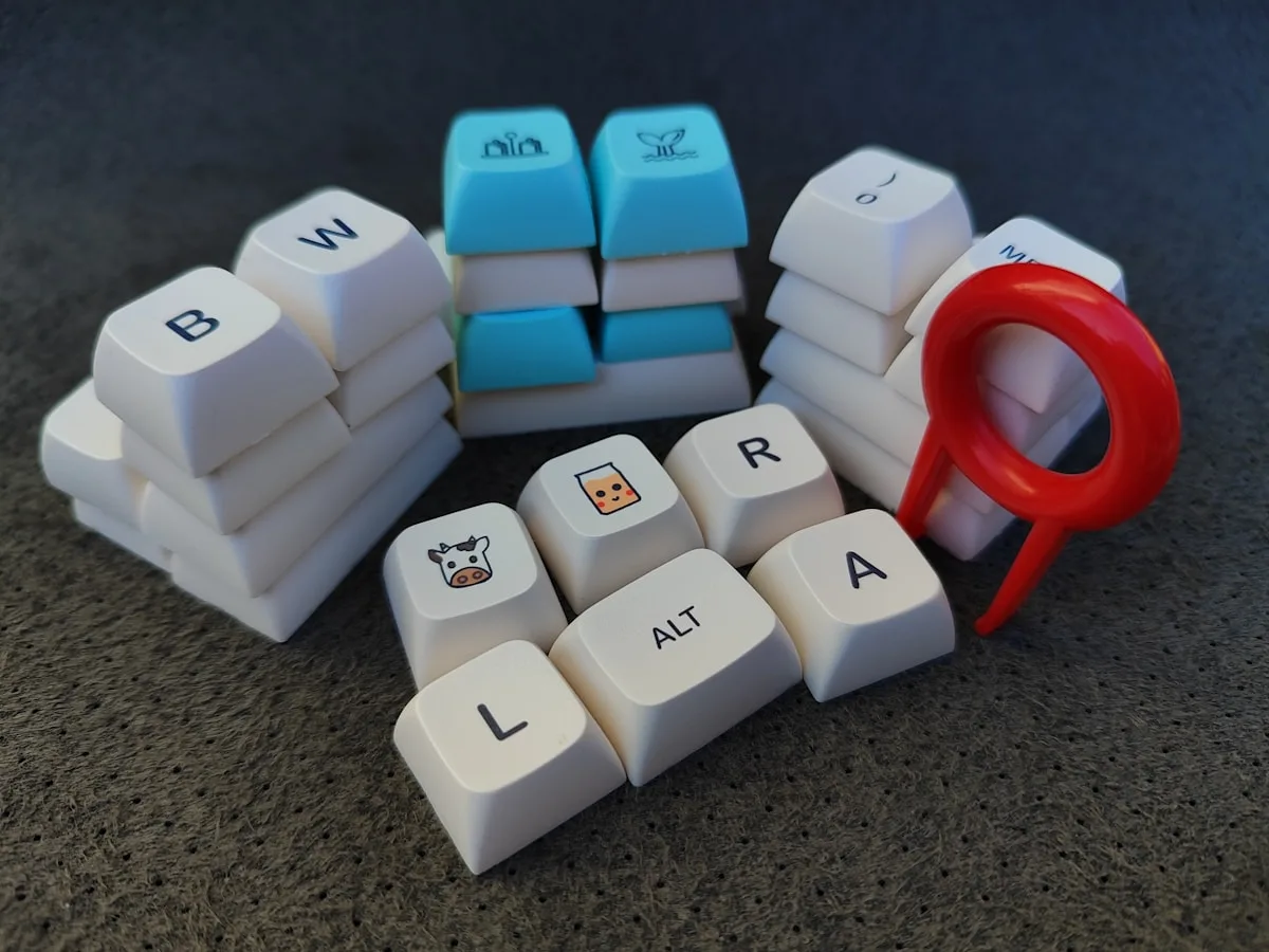 Switches sendo encaixados nos soquetes de placa de teclado mecânico hot-swap durante customização