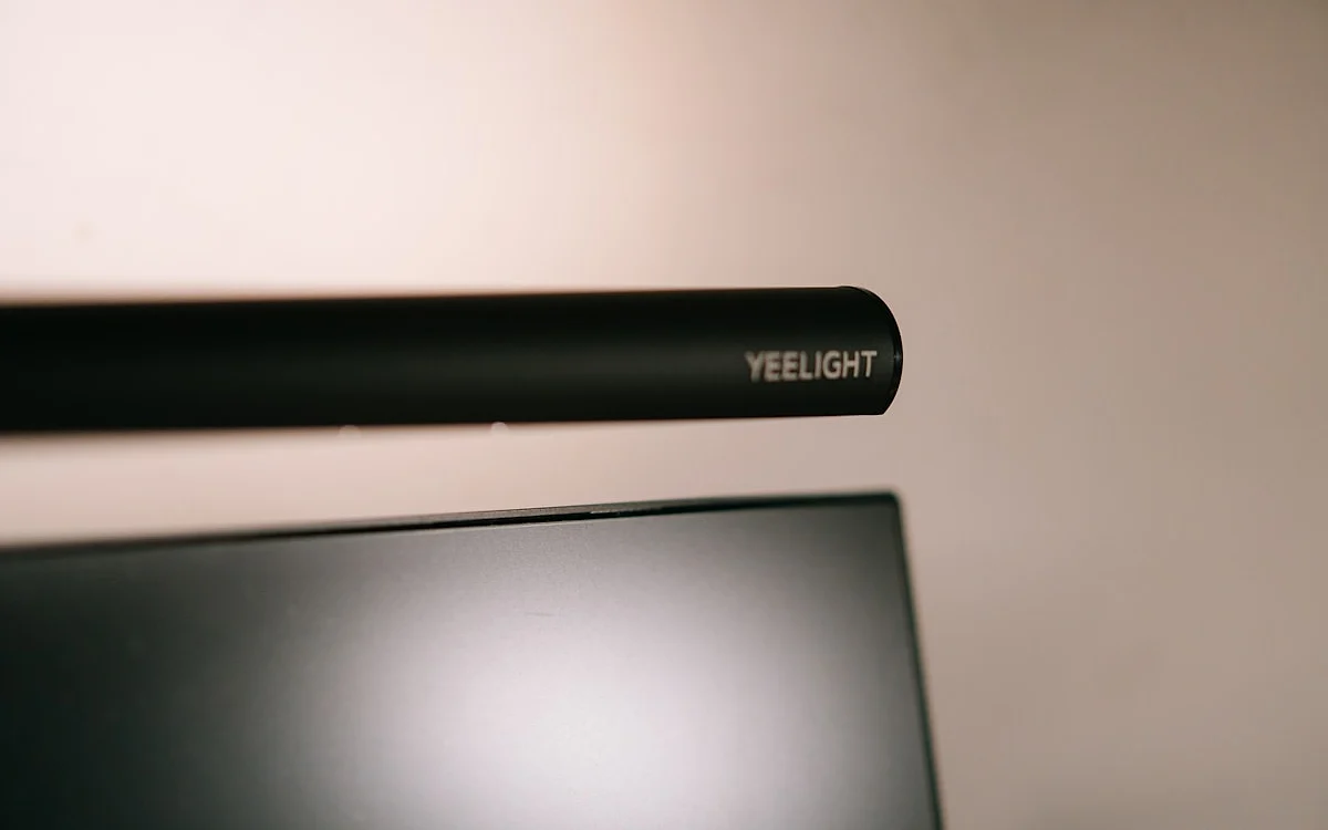 Diagrama interno de uma soundbar mostrando drivers de tweeter, médio e woofer dispostos no gabinete