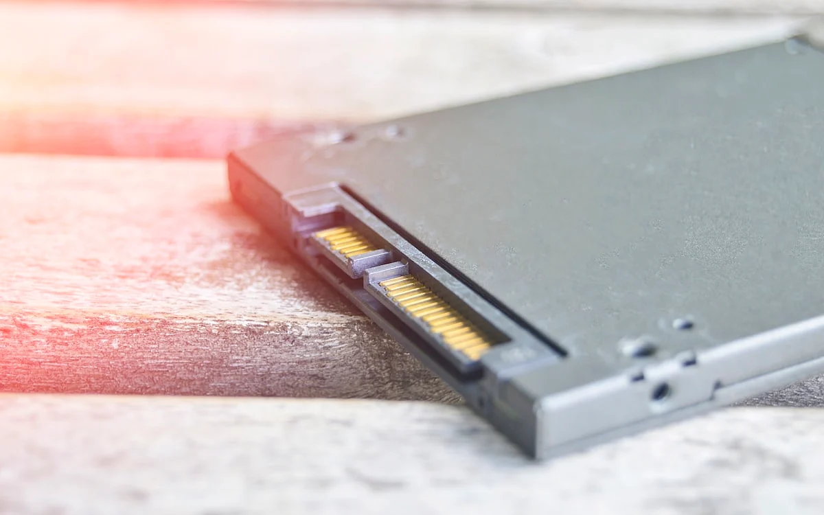 Case de SSD externo aberto mostrando a placa NVMe M.2 encaixada no conector interno