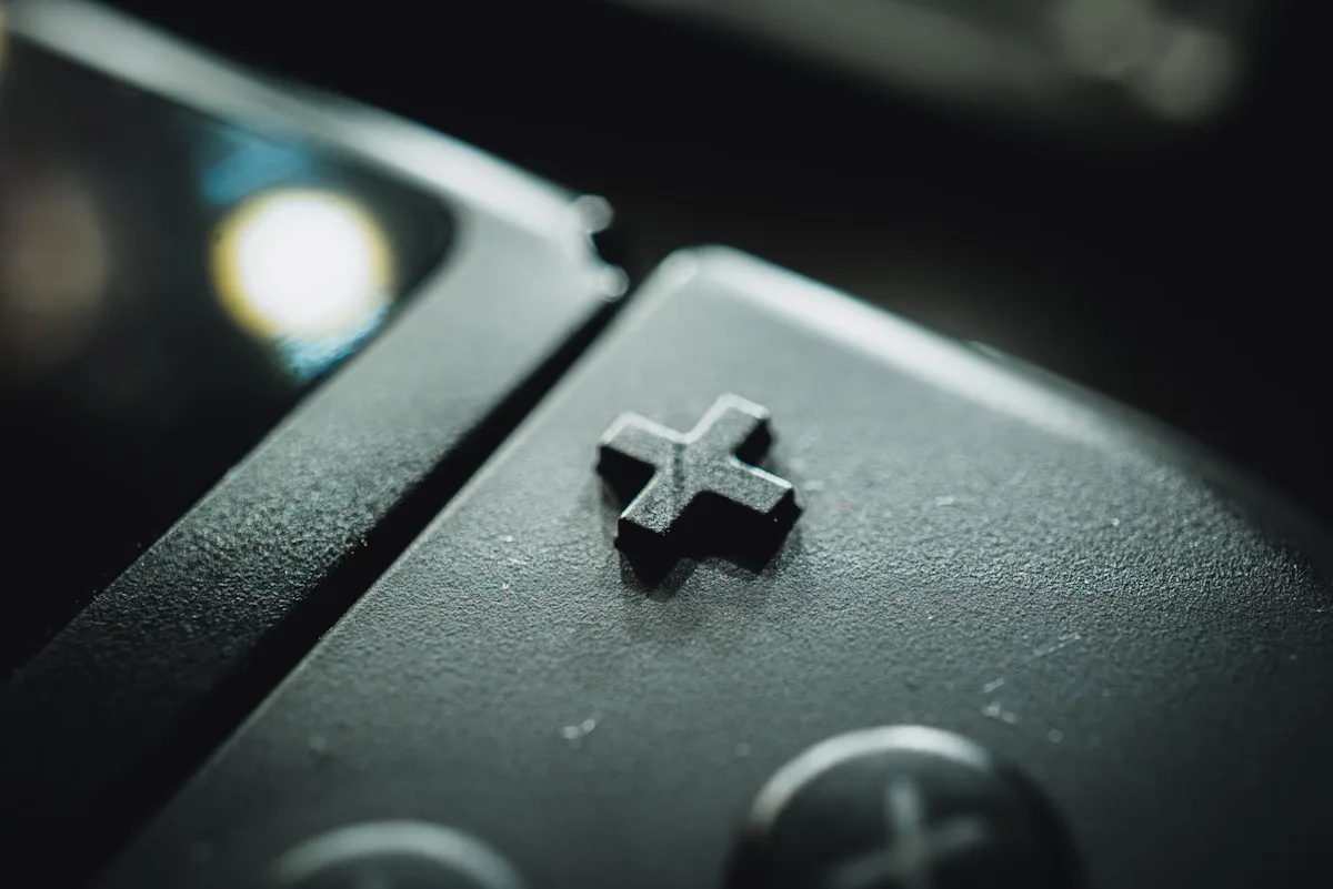 Controle gamer com analógico em detalhe — desgaste do potenciômetro é a causa principal do stick drift