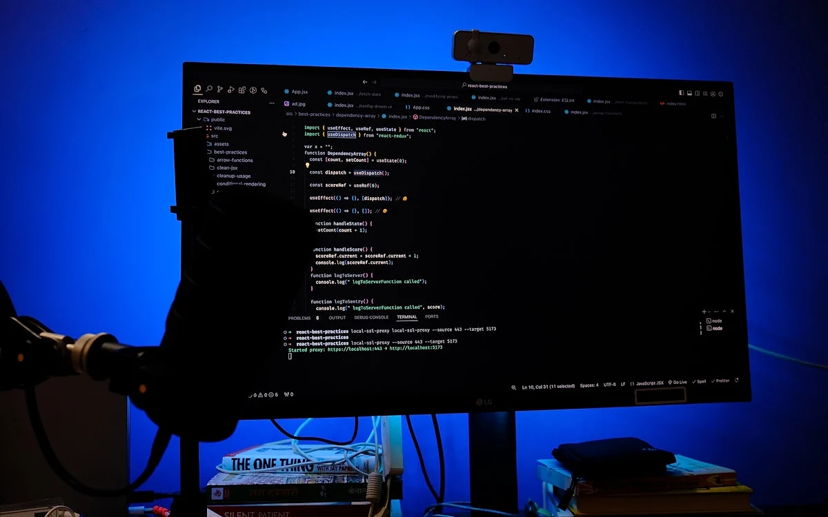 Webcam PTZ com IA filmando streamer em setup de live com iluminação de fundo difusa