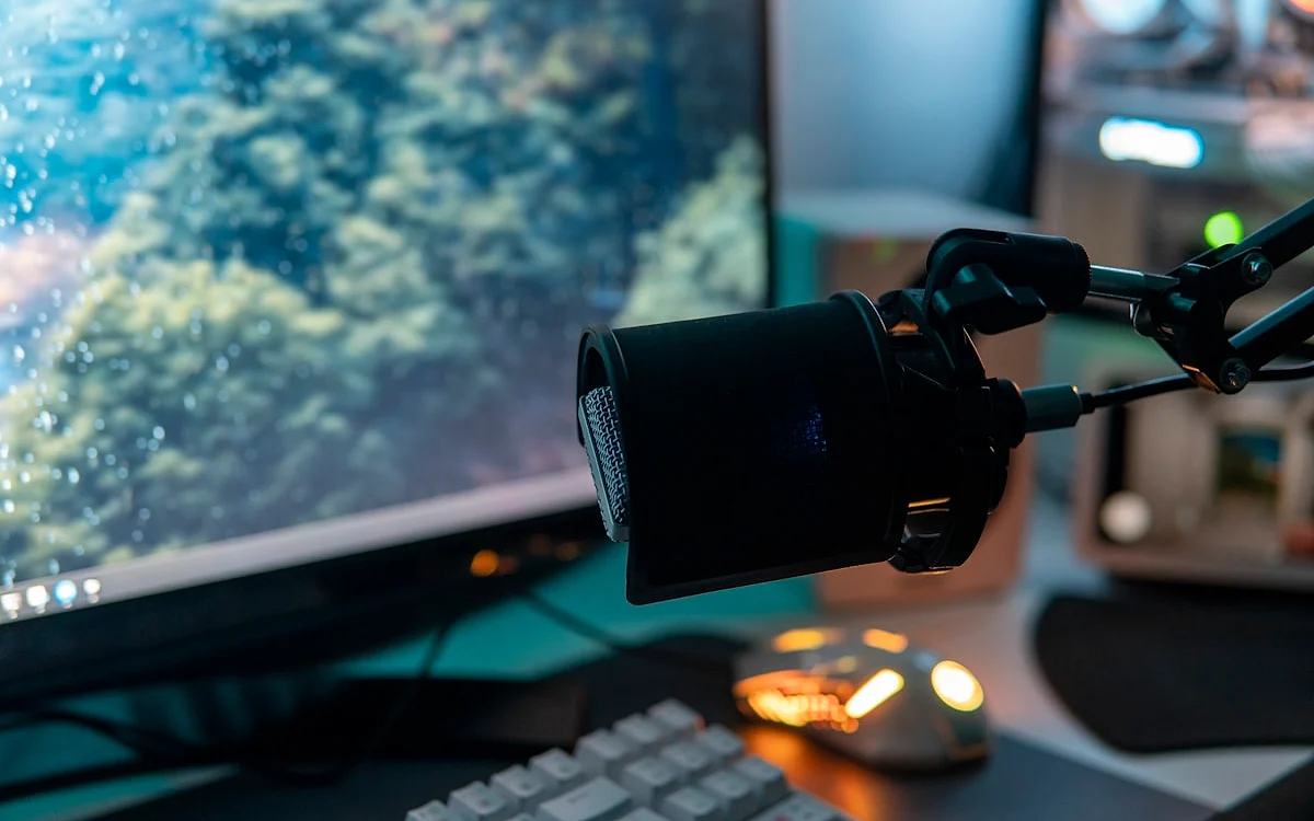 OBSBOT Center aberto no monitor configurando rastreamento e temperatura de cor da Tiny 3