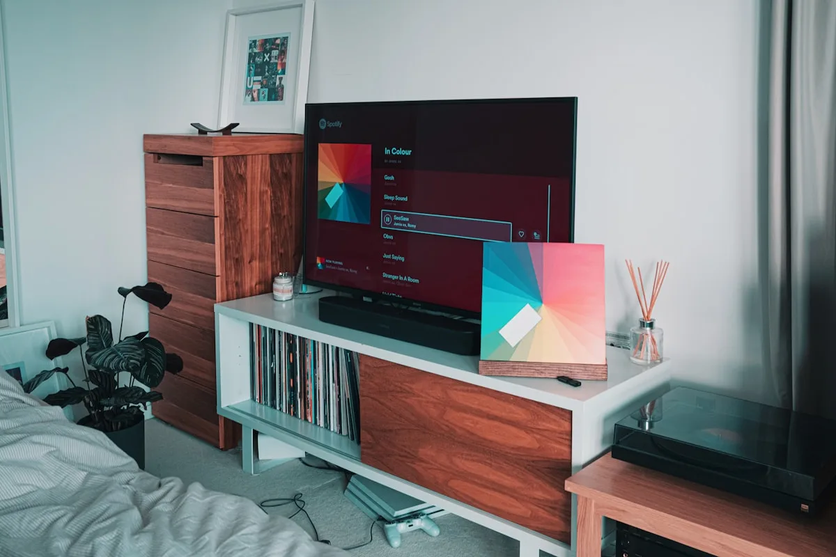 Diagrama de veredito por ambiente de uso: sala escura aponta pro OLED, sala clara aponta pro Neo QLED Mini-LED