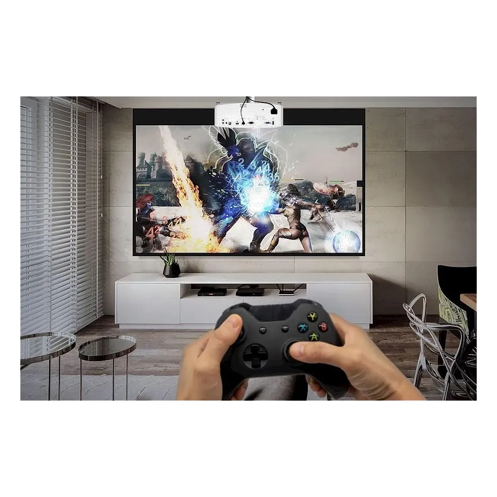Optoma UHD38 instalado no teto projetando cena de jogo numa tela grande de sala, com controle em primeiro plano