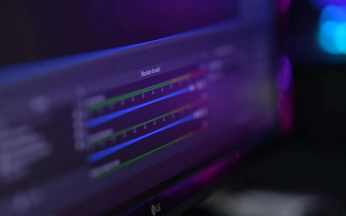 Live de streamer com overlay ativo — moldura de webcam, chat lateral e alerta de novo seguidor na tela