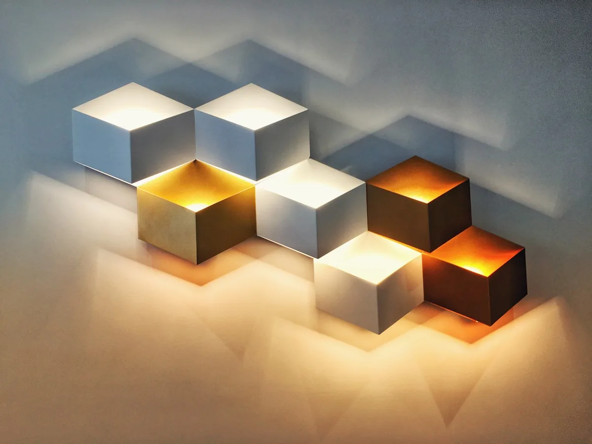 Efeito de mosaico geométrico do painel modular Painéis cúbicos hexagonais de luz branca e âmbar formando mosaico geométrico na parede