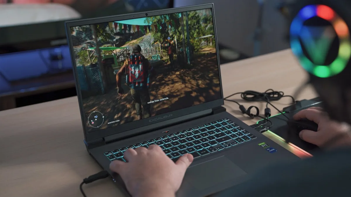 PC gamer desktop e notebook gamer: qual escolher em 2026 Notebook gamer aberto ao lado de gabinete desktop em setup gamer duplo com monitor externo
