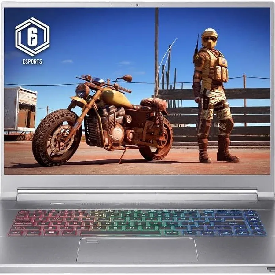 Acer Predator Triton 300 SE fino aberto sobre mesa com chassis metálico e design premium