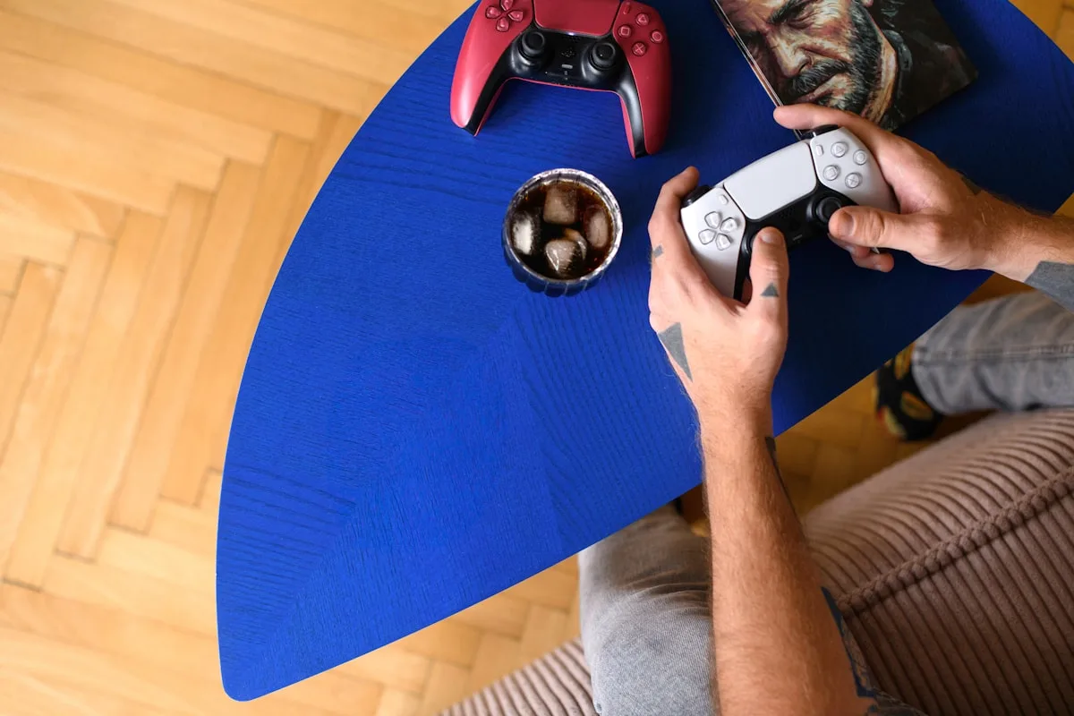Claw grip: o meio-termo dos pros Mão em pegada claw grip sobre mouse gamer leve com dedos arqueados durante partida de FPS