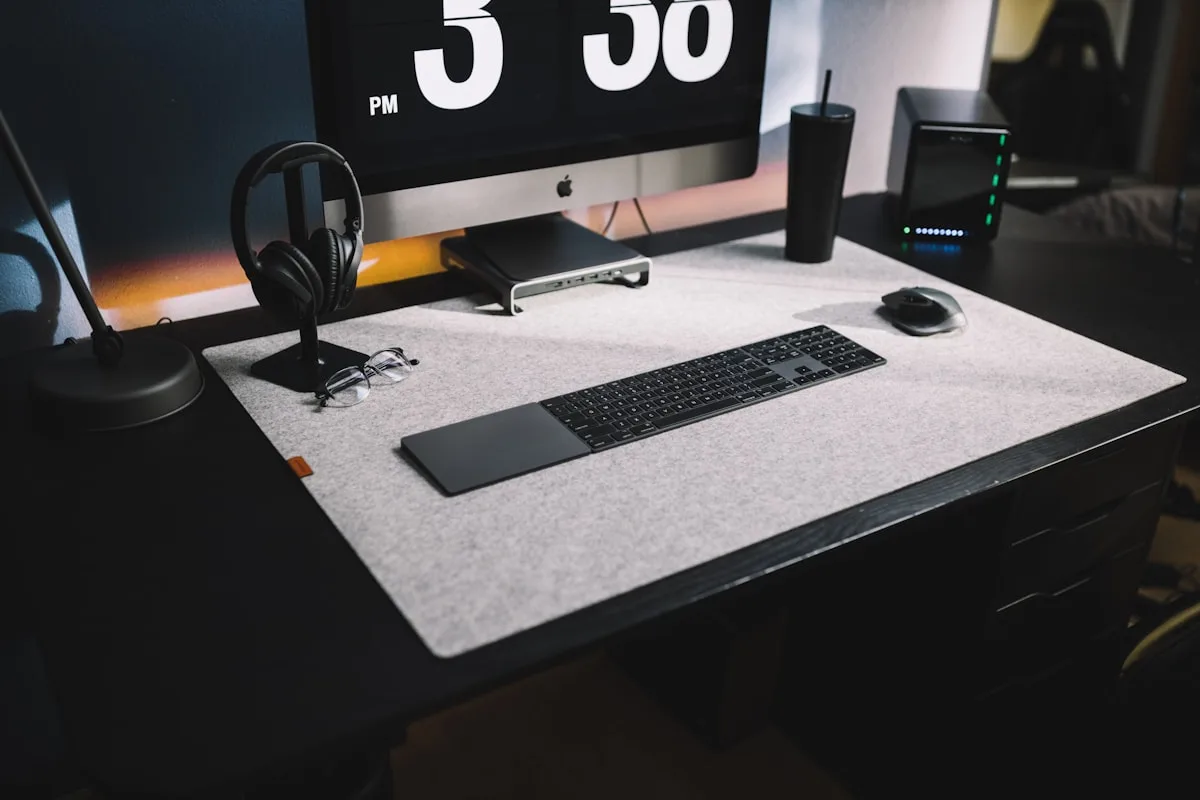 Kit de periféricos gamer pro por orçamento Kit completo de periféricos gamer pro sobre mesa com mousepad XXL