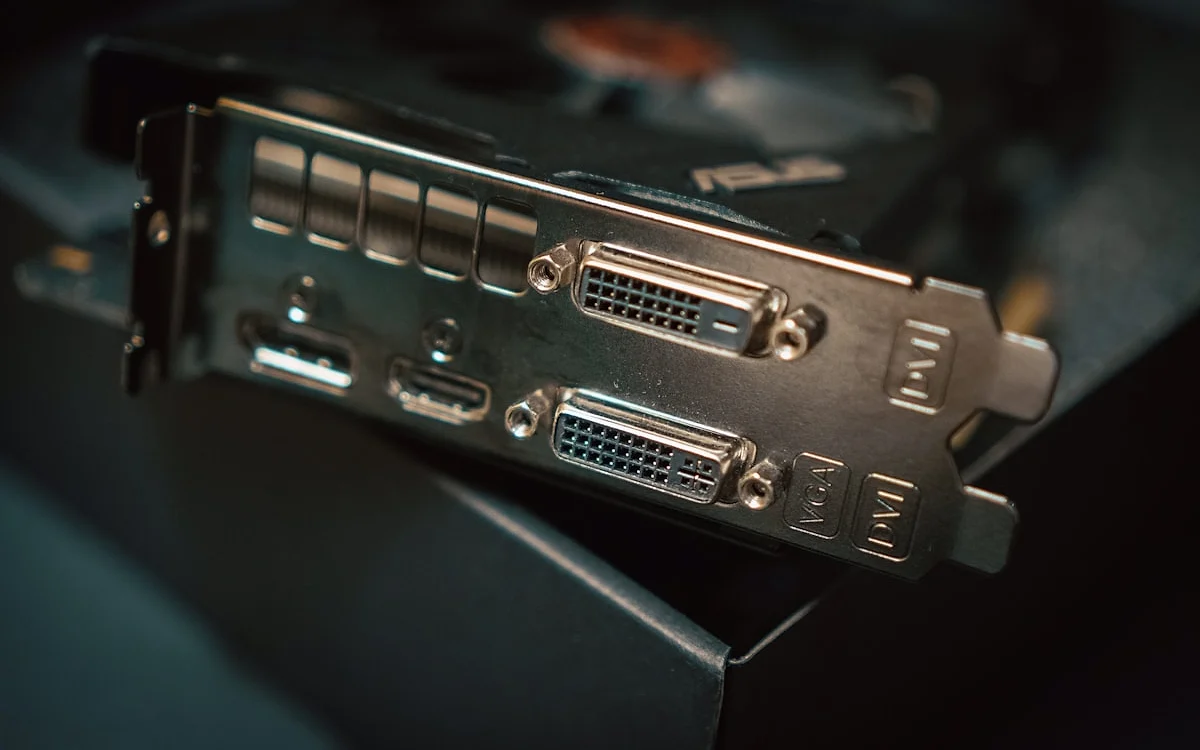 Placa de captura interna PCIe versus externa USB no setup de streamer Placa de captura PCIe instalada em slot de placa-mãe de PC para live streaming em alta resolução