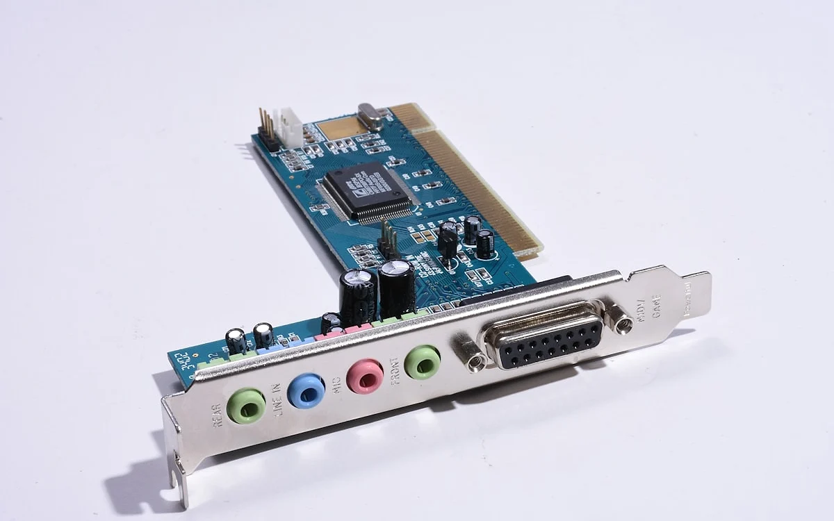 Dual PC com placa de captura externa USB — setup de streaming profissional Setup de streaming dual PC com placa de captura USB conectando PC de jogo ao PC de stream via HDMI