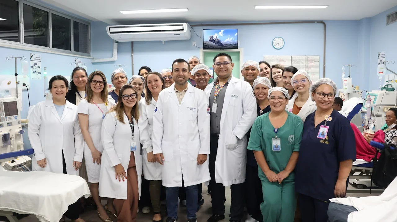 Equipe multiprofissional de saúde e direção da Fundação Gaspar Vianna reunida com Patrick Abdoral na sala de hemodiálise