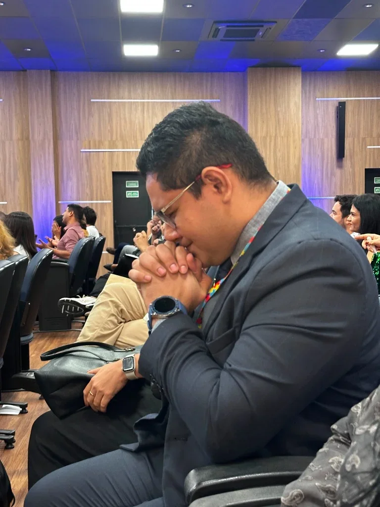 Patrick Abdoral em momento de reflexão e emoção durante a solenidade do Prêmio Inova Servidor