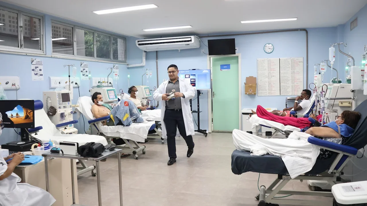 Enfermaria de hemodiálise da Fundação Gaspar Vianna durante as sessões de reabilitação motora