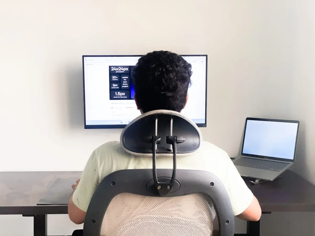 Diagrama de ergonomia mostrando pontos de ajuste da cadeira gamer — altura, lombar, braços e distância do monitor