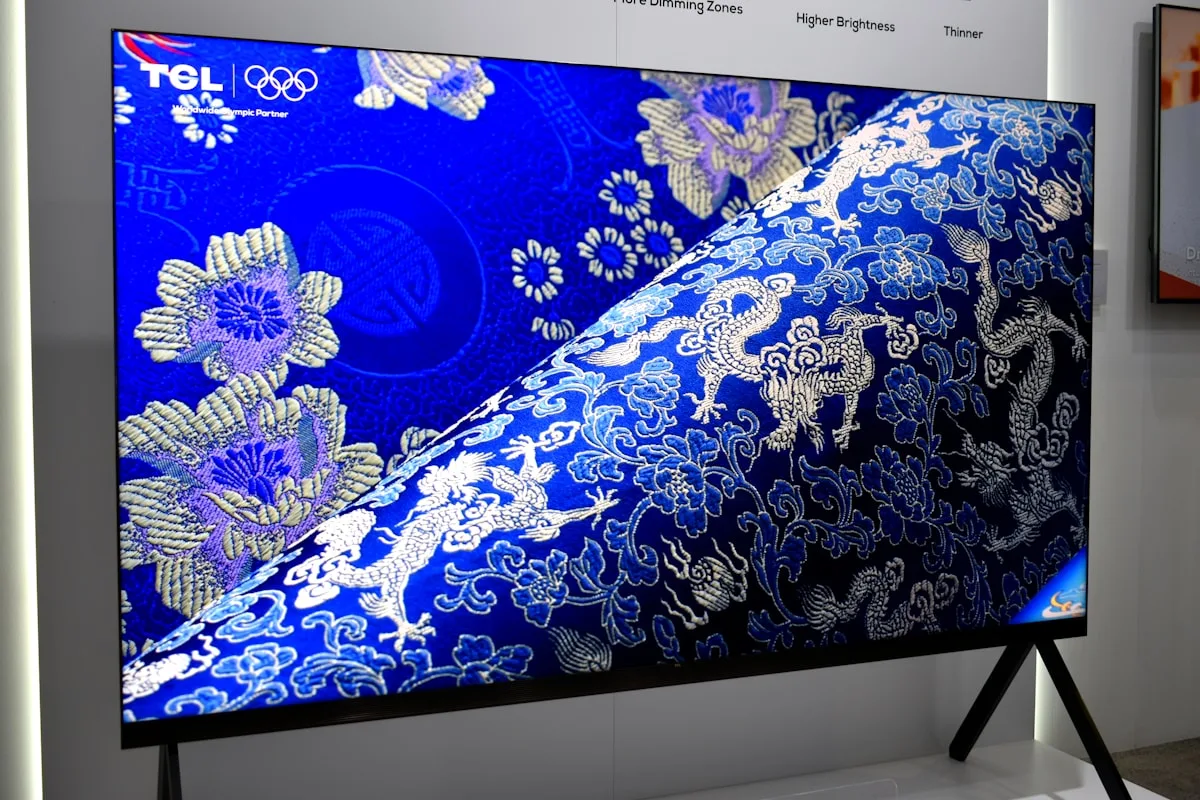 Detalhe de imagem em alta resolução Tela grande exibindo padrão de tecido azul e dourado em alta definição, destacando riqueza de detalhe da imagem