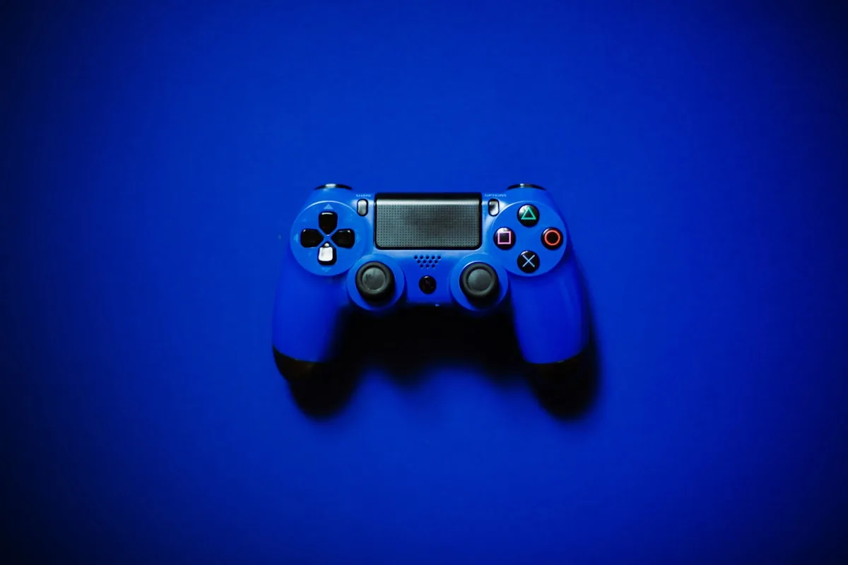 Controle DualShock azul iluminado sobre fundo escuro, símbolo de acesso à rede PlayStation online