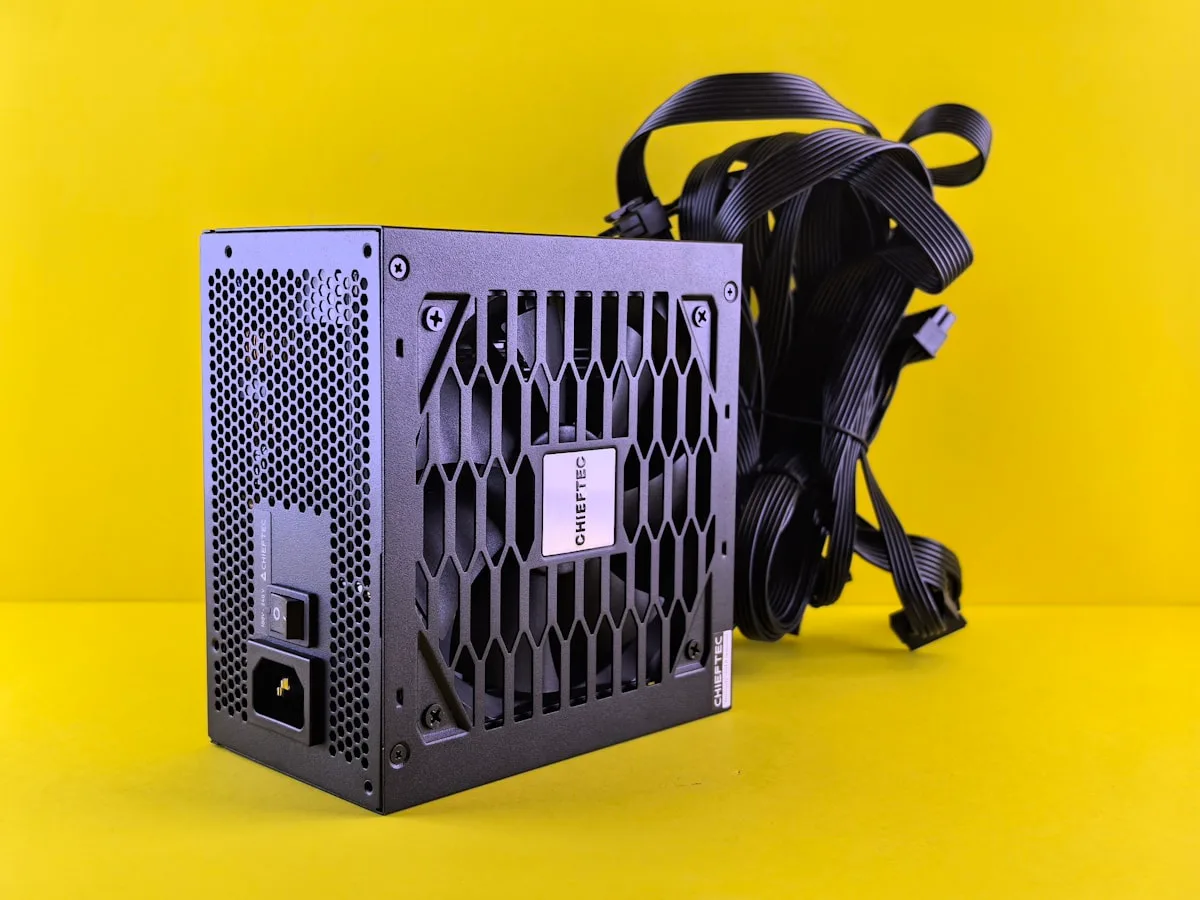 Instalação de fonte de alimentação modular em gabinete PC gamer com gestão de cabos organizada