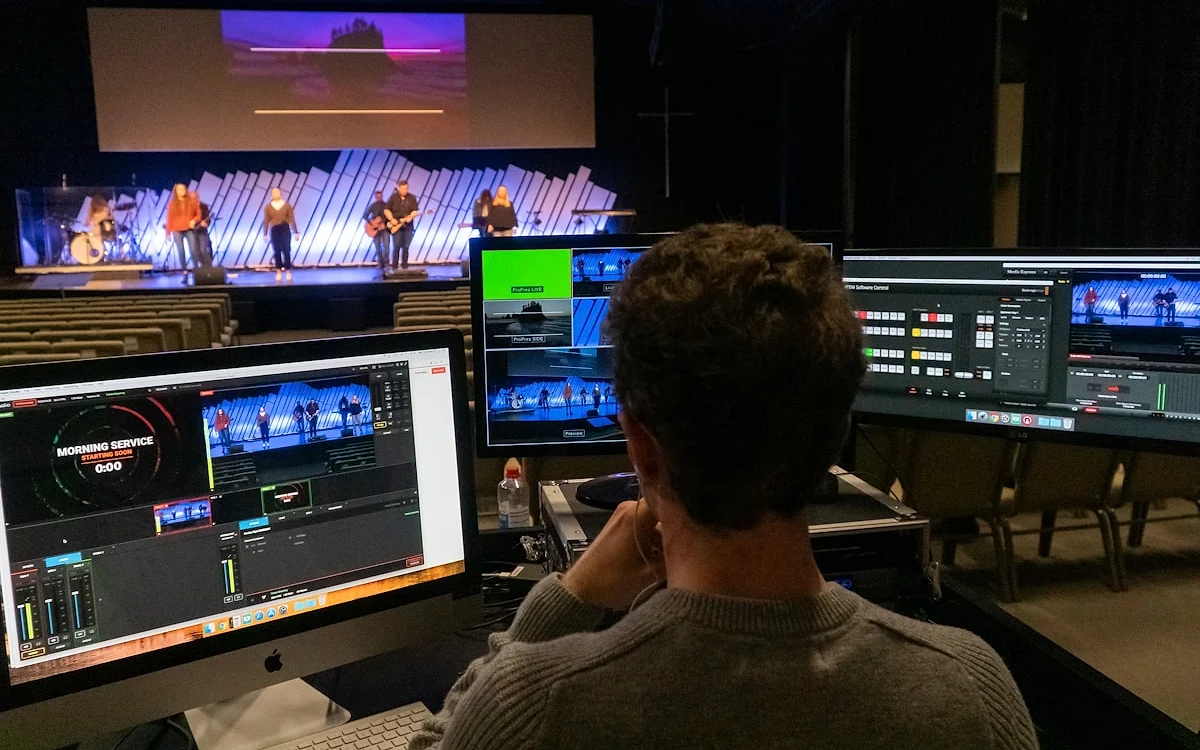 Painel de configurações de saída do OBS Studio com encoder NVENC e bitrate configurados para live