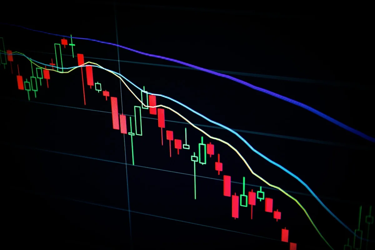 Análise de mercado financeiro Gráfico de candles do mercado financeiro em tons de vermelho e verde sobre fundo preto