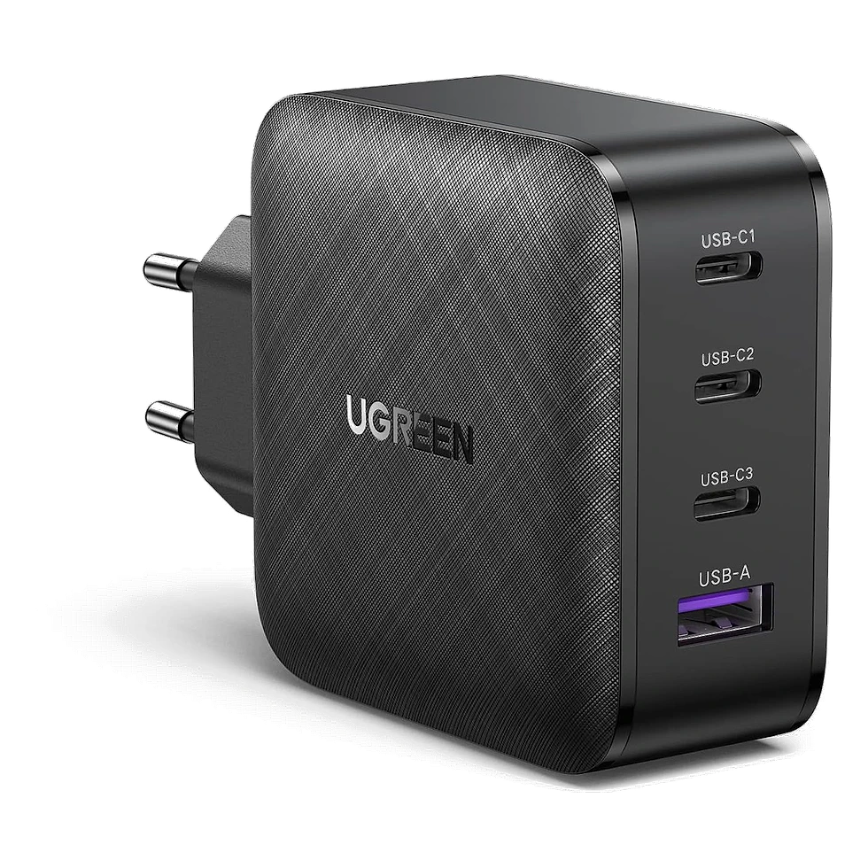 Carregador UGREEN preto compacto com três saídas USB-C e uma USB-A e plugue de tomada
