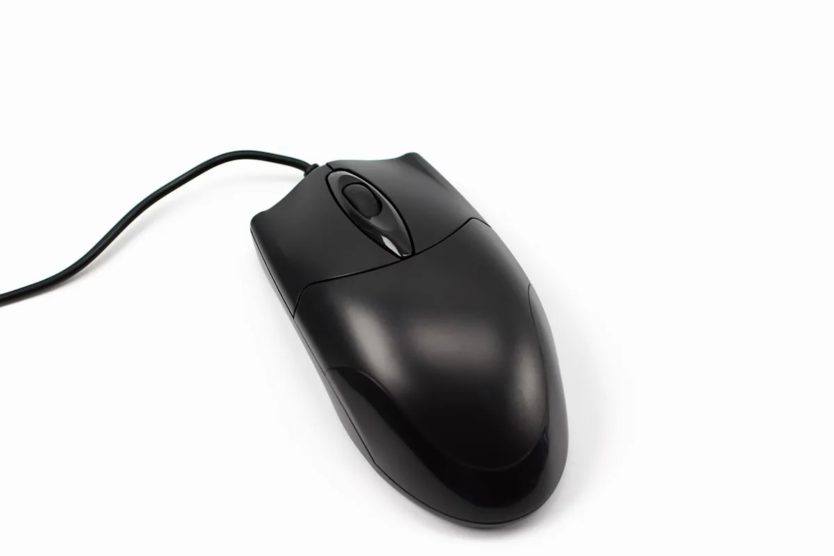 Design do DeathAdder V3 Mouse gamer ergonômico com curva sob a palma e cabo Speedflex flexível no mousepad