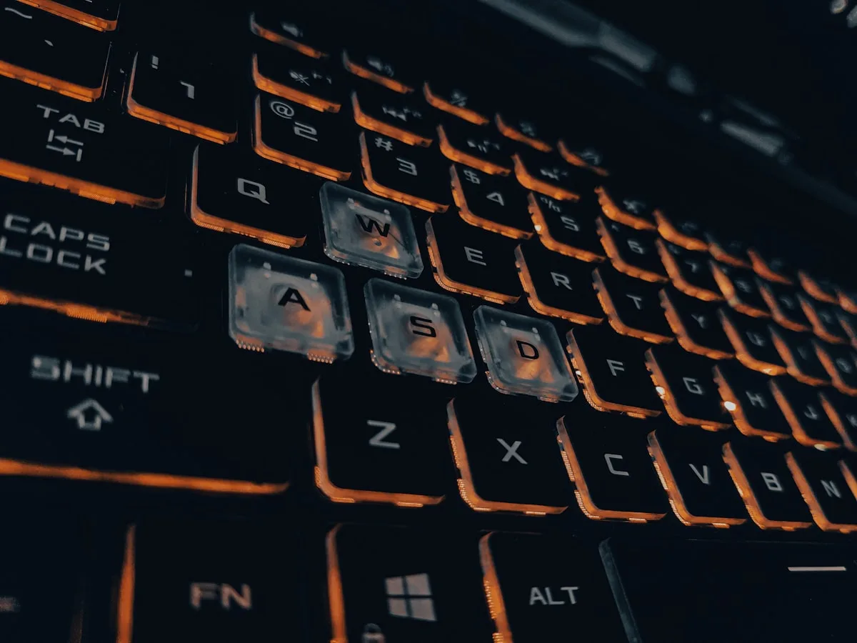 Teclado mecânico 60% compacto de base rígida ao lado de mouse gamer em mesa escura