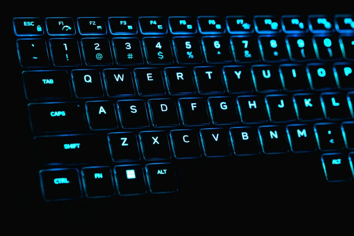 Close das teclas de teclado mecânico 60% com RGB Chroma colorido por tecla e keycaps PBT