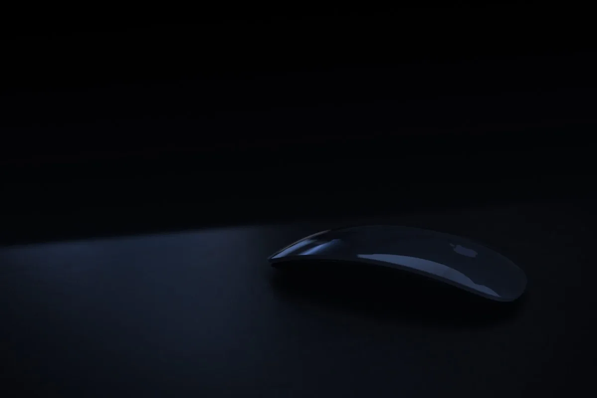 Design do Viper V3 Pro Mouse gamer simétrico ultraleve de casca sólida e laterais retas sobre mousepad