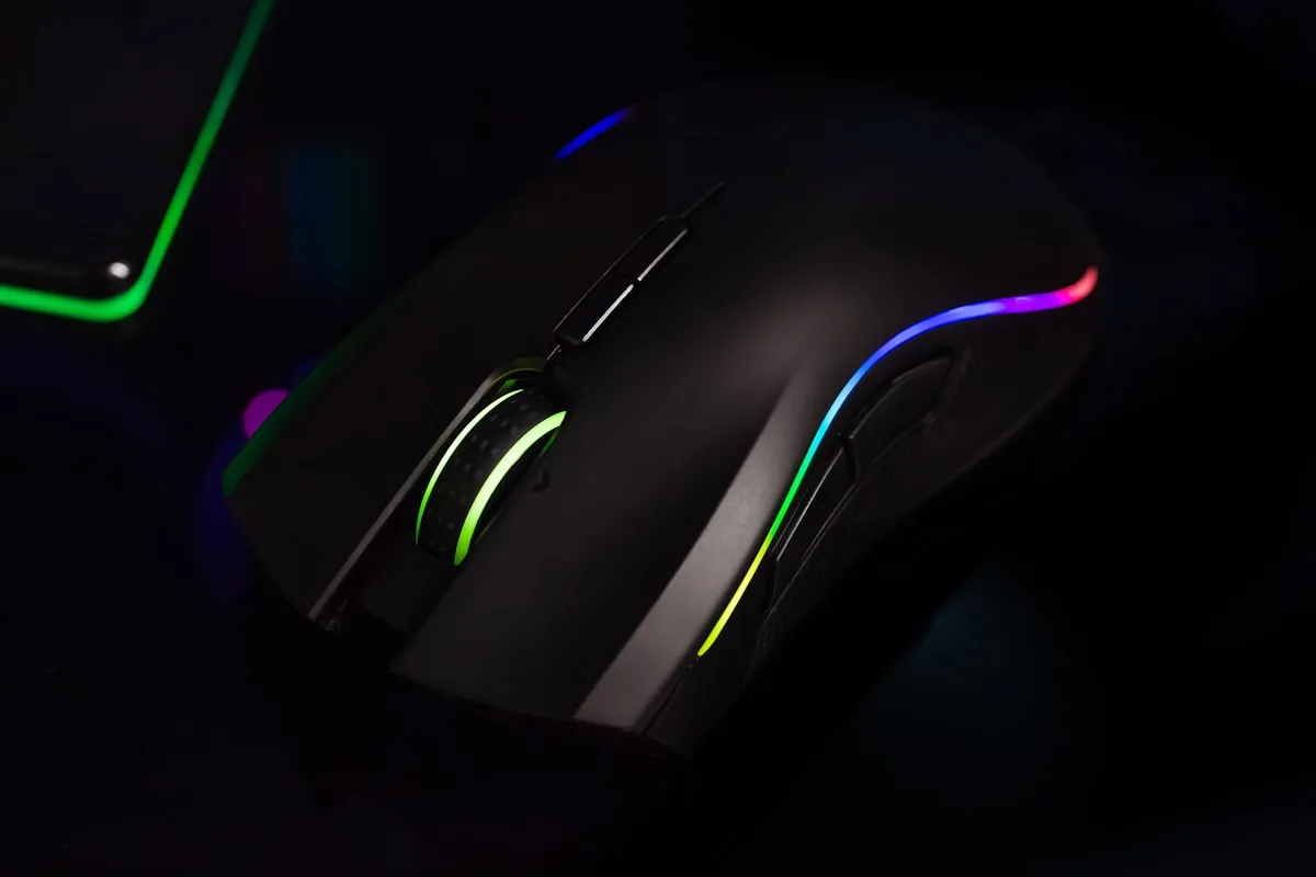 HyperSpeed Wireless e dongle HyperPolling Dongle HyperPolling e cabo USB-C de mouse gamer sem fio ao lado do mousepad