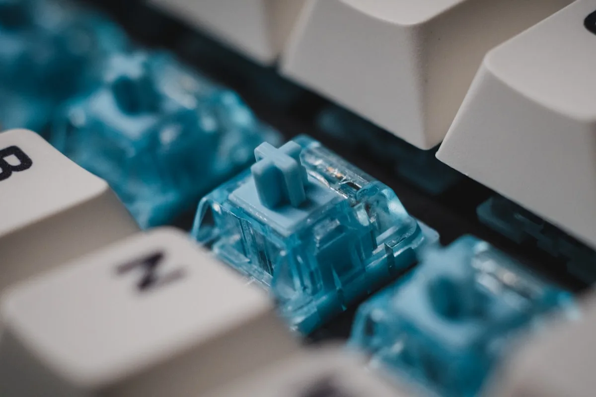 Close das teclas de teclado mecânico com iluminação RGB colorida vazando pela base