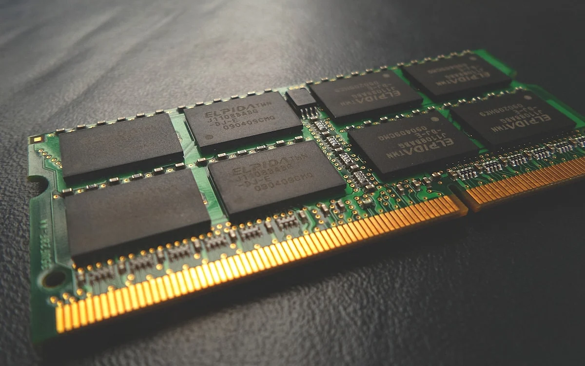 Memória RAM para upgrade de PC gamer Pentes de memória RAM com dissipador metálico expostos lado a lado sobre superfície escura