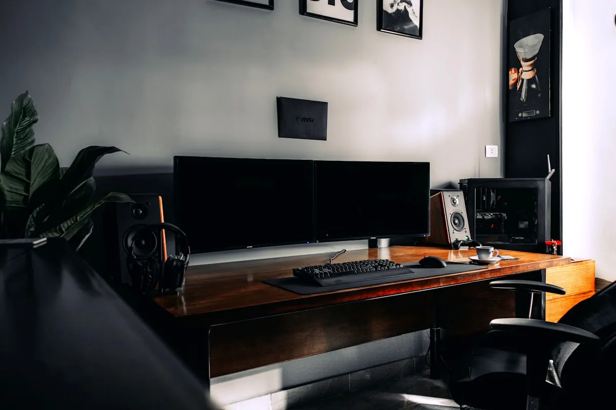Mesa de trabalho com dois monitores lado a lado conectados a um PC gamer